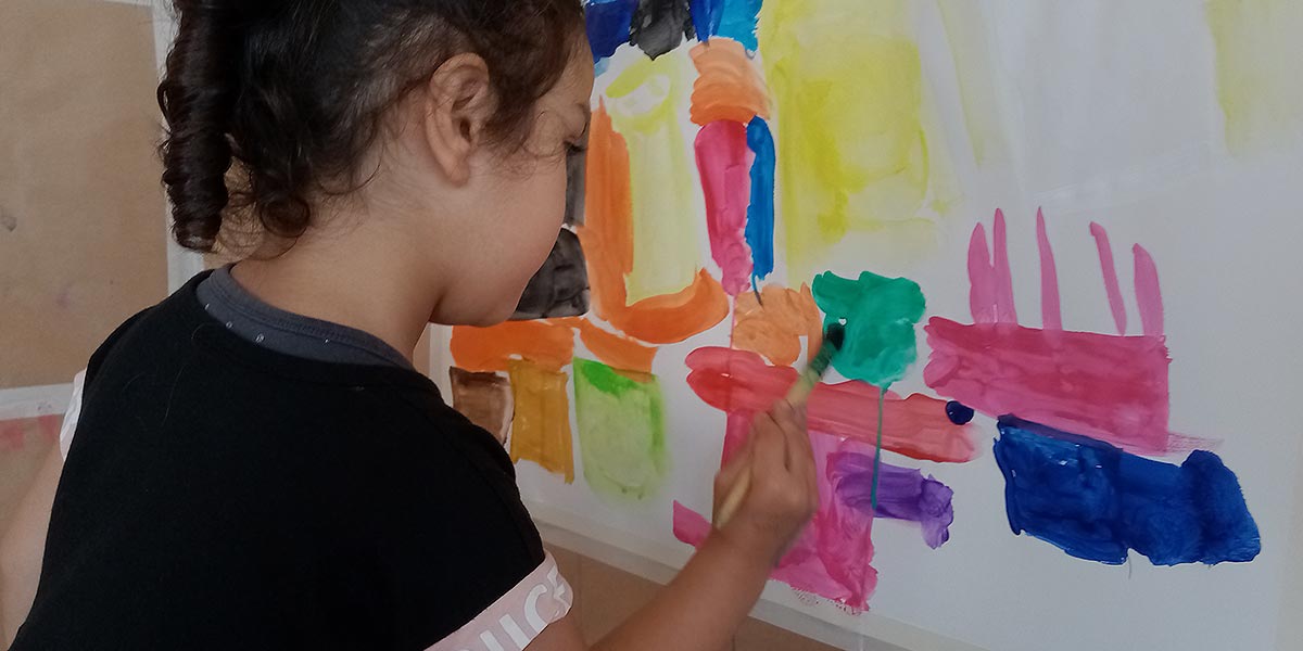 senfkorn-STADTteilMISSION: MALzeit – Dienstags im senfkorn.-Laden. Kleines Mädchen malt während der MALzeit im Senfkorn-Laden