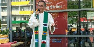 Pfarrer Michael Weinmann vor dem Aldi